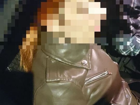 Policjant usłyszał rozmowę oszustki. Zaczekał pod klatką i ujął, gdy wychodziła z pieniędzmi