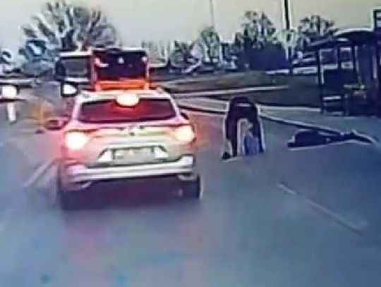 Policjant wracający do domu zobaczył człowieka leżącego na ulicy. Natychmiast ruszył z pomocą Policjant wracający do domu zobaczył człowieka leżącego na ulicy. Natychmiast ruszył z pomocą