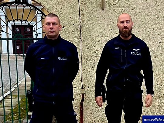 Policjant wskoczył do jeziora i ruszył na ratunek. Nastolatce groziło utonięcie