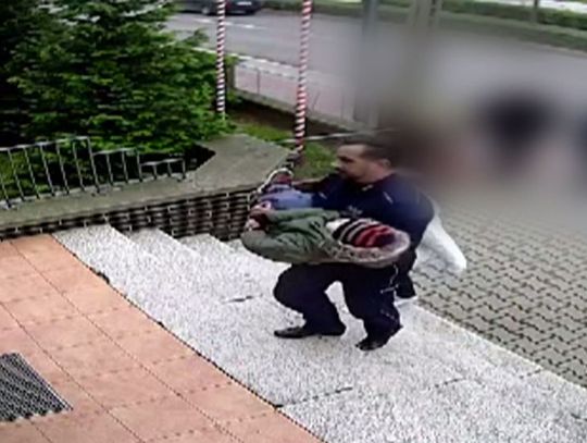 Policjant z nieprzytomnym dzieckiem na rękach. Bez chwil wahania ruszył z pomocą