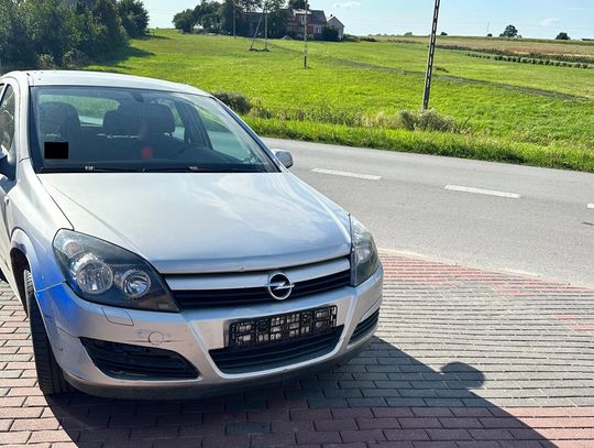 Policjantka po służbie zobaczyła, jak wjeżdża w murek, a potem zbiera tablicę. Mężczyzna miał dwa promile