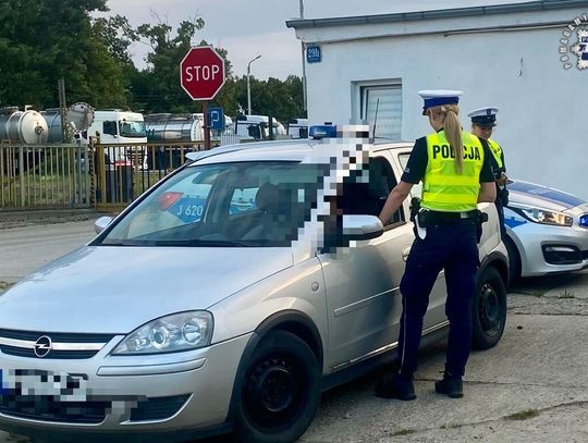 Policjantki zauważyły, że cały czas nerwowo obserwuje je w lusterku. 21-latek nie miał prawa jazdy