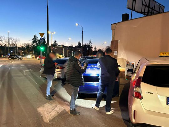 Policyjna obława na przewozy „na aplikację”. Wśród kierowców poszukiwany przez Interpol