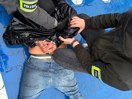 Policyjna obława po ataku nożownika w Warszawie. 37-latek zatrzymany na parkingu galerii handlowej