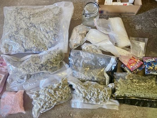 Policyjna zasadzka na 23-letniego dilera. Dopadli go przy garażu, w którym magazynował narkotyki