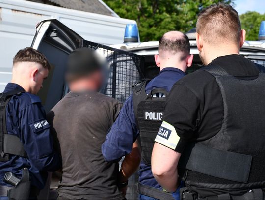 Policyjni kontrterroryści zatrzymali niebezpiecznego mężczyznę. Miał broń i materiały wybuchowe