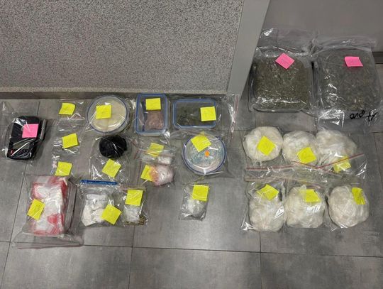 Policyjny cios w dilerów. Zasadzka na drodze ekspresowej i pościg na osiedlu - przejęto 13 kg towaru