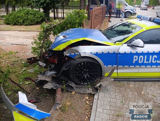 Policyjny Mustang rozbity! Luksusowy radiowóz po kolizji wylądował na ogrodzeniu posesji