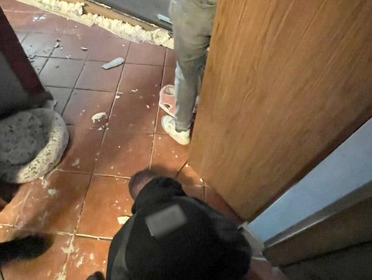 Policyjny nalot na mieszkania dwóch 28-latków. Jeden z nich został aresztowany