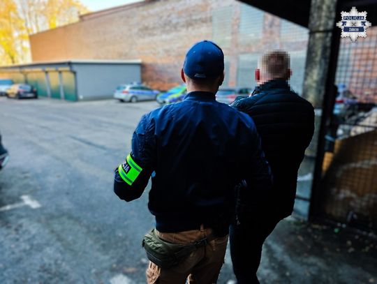 Policyjny nalot na mieszkanie 30-latka. Stracił blisko kilogram narkotyków i sto tysięcy złotych