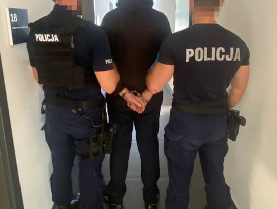 Policjanci oddali strzały podczas pościgu. Kierowca volkswagena dwukrotnie zderzył się z radiowozem