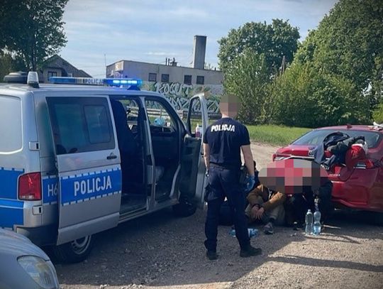 Policyjny pościg na drodze ekspresowej. Kurier przewoził nielegalnych imigrantów z Afganistanu