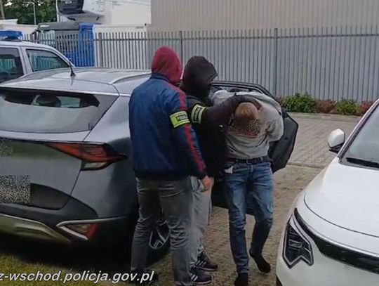 Policyjny pościg za BMW. Auto dachowało, ale kierowcy i tak udało się zgubić policjantów