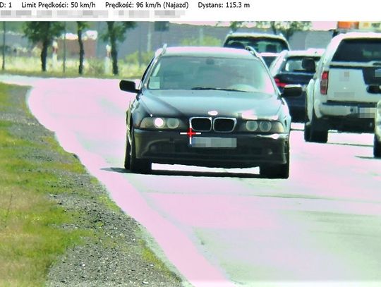 Policyjny pościg za BMW, którego kierowca nie zatrzymał się do kontroli. Za kółkiem siedział 16-latek