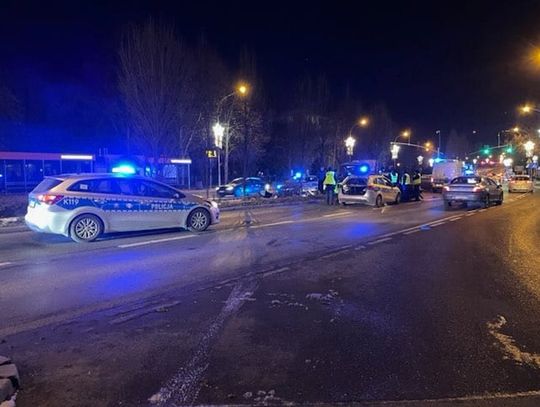 Policyjny pościg za drifterem w seacie. Zatrzymał się dopiero po zderzeniu z radiowozem