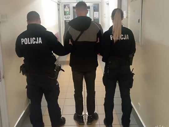 Policyjny pościg za fordem. Kierowca celowo wjechał w radiowóz, próbując zepchnąć go z drogi