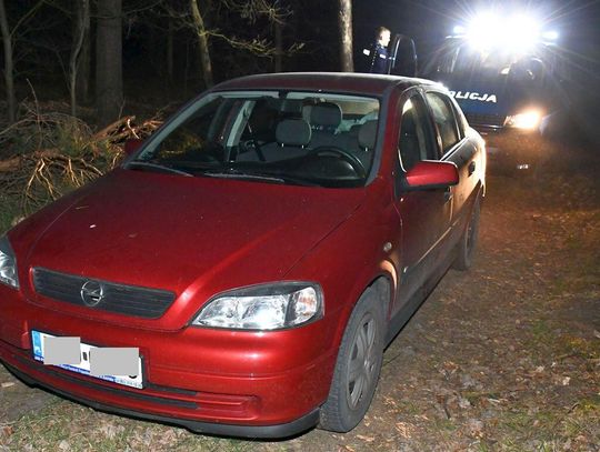 Policyjny pościg za Oplem. Kierowca zostawił w krzakach naćpane pasażerki i zbiegł z miejsca