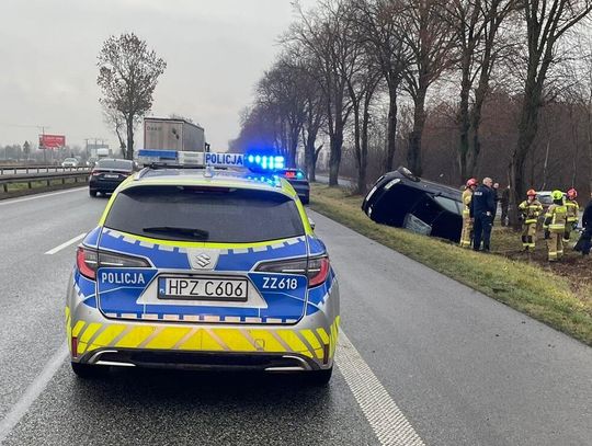 Policyjny pościg zakończony dachowaniem. Kierowca audi był poszukiwany i miał 6 zakazów jazdy