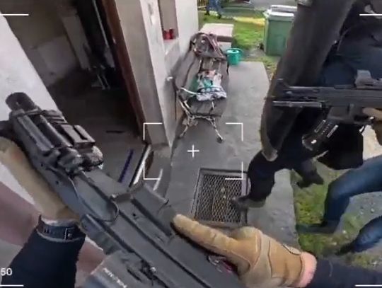 Policyjny wjazd do fabryki klofedronu. Zabezpieczono blisko 650 kg narkotyków [WIDEO]