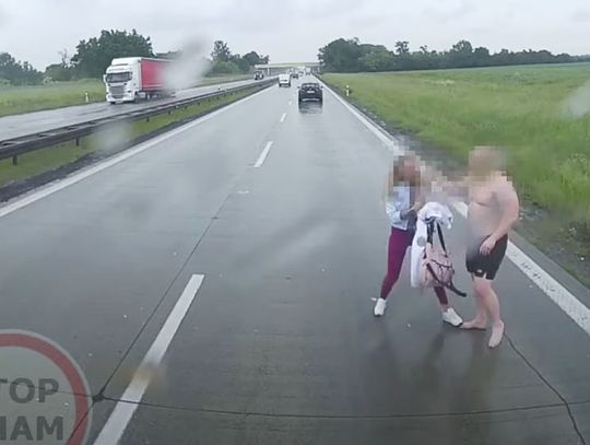 Półnagi facet szarpał się z dziewczyną na autostradzie. Kierowcy musieli ich rozdzielać. WIDEO