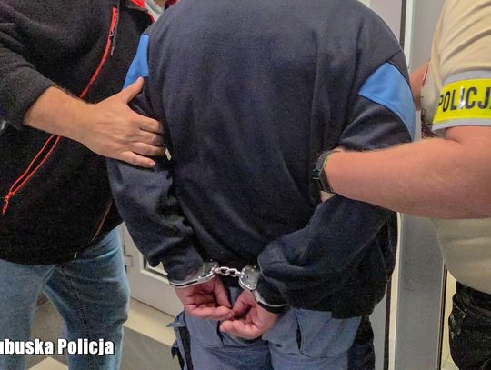 Półnagi mężczyzna brutalnie zaatakował staruszkę. Zadał wiele ciosów i dusił, a potem okradł