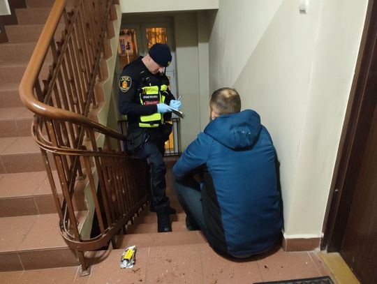 Półnagi mężczyzna ćpał heroinę na klatce schodowej. Mieszkańcy wezwali pomoc