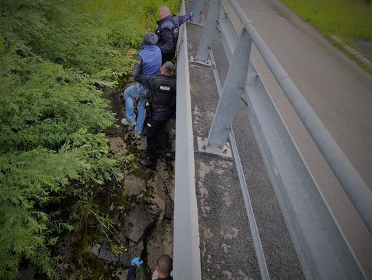 Półprzytomny mężczyzna znaleziony pod mostem. Wcześniej zażył dużą ilość leków