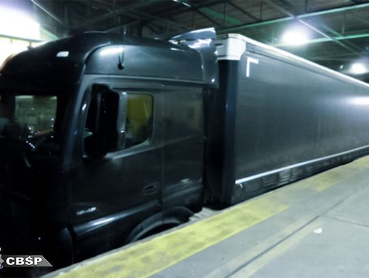 Polscy kierowcy tirów przemycili ponad 200 kg narkotyków. Osiem osób usłyszało zarzuty