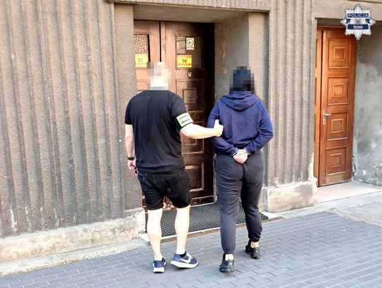Półtora kilograma narkotyków w domowych skrytkach. 43-latek aresztowany, jego partnerka z dozorem