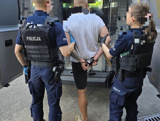 Pomalował farbą boisko, robiąc straty na sto tysięcy złotych. Wandal wpadł po czterech miesiącach