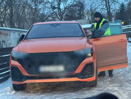 Pomarańczowe audi gnało 140 w zabudowanym. Za kierownicą 48-latka. Kobieta pożegnała się z prawkiem