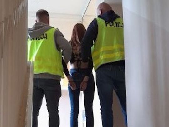 Pomyliła drogę, wjechała na budowę. Z pomocą ruszył jej znajomy operator koparki… też był pijany