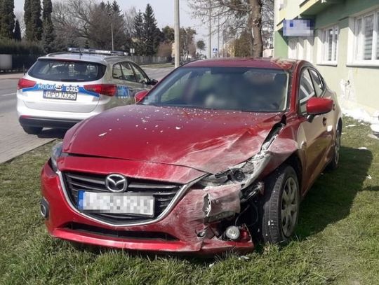 Pomyliła gaz z hamulcem. Wyjeżdżając z parkingu uderzyła w budynek