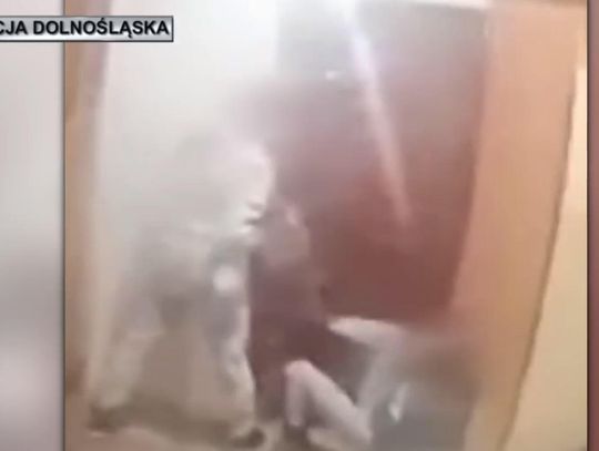 Pomyliły adres i zniszczyły drzwi niewłaściwej osoby. Kobiety chciały się zemścić