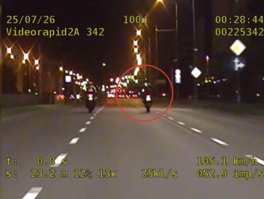 Ponad 100 na godzinę przez miasto na jednym kole. Teraz motocyklista odpocznie od jazdy