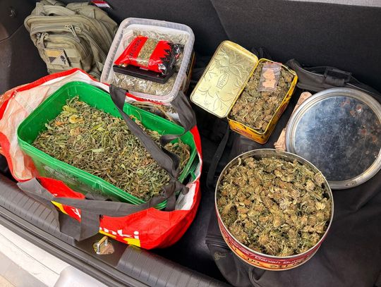 Ponad 2,2 kg marihuany „na własny użytek”. Wpadł, bo zaczął uciekać na widok radiowozu