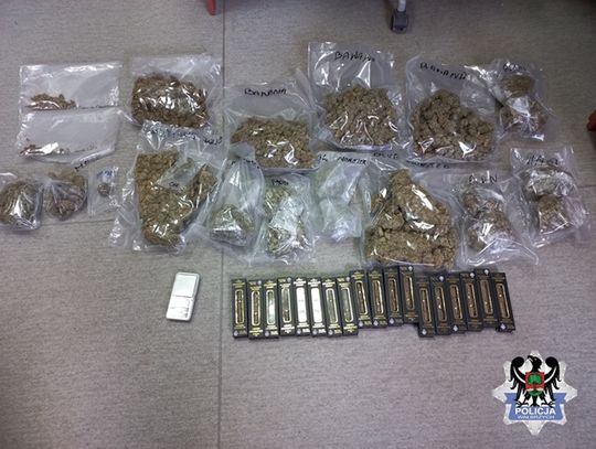 Ponad 2 kilogramy marihuany i olejki z THC w mieszkaniu pseudokibica. Zatrzymany 46-latek
