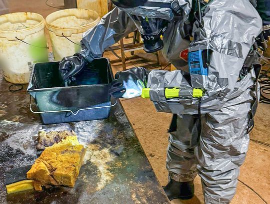 Ponad 200 kg "kryształu" nie trafi na rynek. Nalot CBŚP na halę, zatrzymani dwaj chemicy z Ukrainy Ponad 200 kg "kryształu" nie trafi na rynek. Nalot CBŚP na halę, zatrzymani dwaj chemicy z Ukrainy