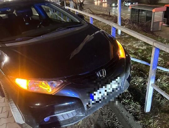 Ponad 3,5 promila alkoholu u kierującej hondą. 40-latka uderzyła w bariery na parkingu marketu