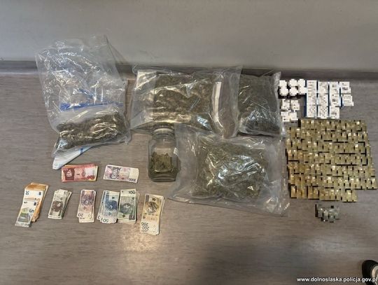 Ponad 3 kg marihuany, a do tego dziwne ampułki i tabletki. 40-latek aresztowany po nalocie policji
