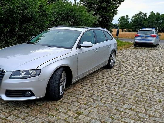 Ponad pół promila przez syrop na kaszel. Tak po badaniu alkomatem tłumaczył się pijany kierowca audi