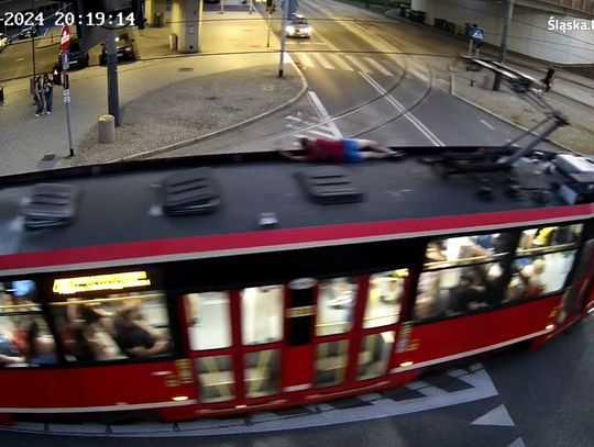 Popisywał się jadąc na dachu tramwaju. Policjanci namierzyli go i ukarali wysokim mandatem