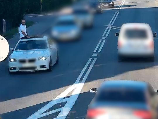 Popisywał się jazdą na dachu BMW. Pasażer dostał mandat, kierowca stracił prawko [WIDEO]