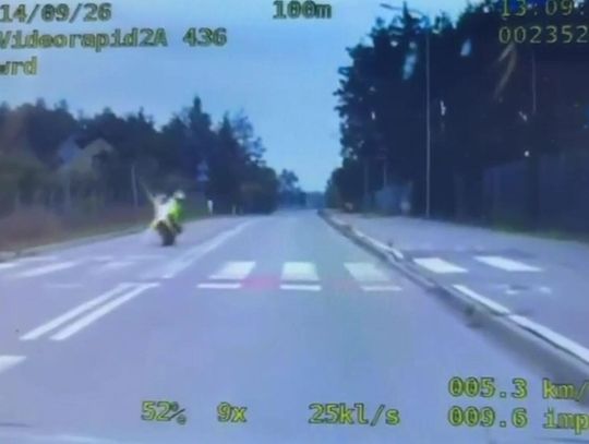 Popisywał się jazdą na jednym kole i naciął na radiowóz. Motocyklista pożegnał się z prawkiem