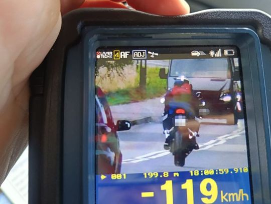 Popisywał się przed policjantami i stracił prawko. Po minięciu patrolu rozpędził motocykl do 119km/h