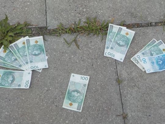 Porozrzucane banknoty leżały na ulicy. Ludzie rzucili się na nie, ale szybko przerwała im Straż Miejska