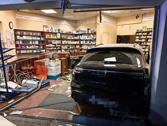 Porsche uderzyło w market i wjechało do środka apteki. Kierująca wydmuchała ponad dwa promile