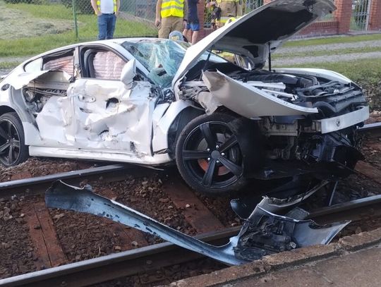 Porsche zmiecione przez pociąg na przejeździe kolejowym. 69-letni kierowca trafił do szpitala