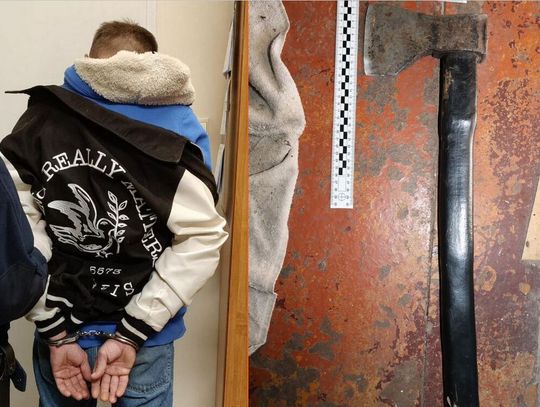 Porwał 4-letnią córkę, zabarykadował się w mieszkaniu i zaatakował policjantów siekierą