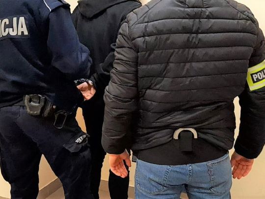 Porysował scyzorykiem dziesięć samochodów. Gdy przyjechała policja wandal ukrył się na strychu Porysował scyzorykiem dziesięć samochodów. Gdy przyjechała policja wandal ukrył się na strychu